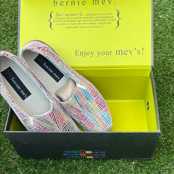Bernie MEV . Women's Colorful Woven Flats - Picture 12 of 13